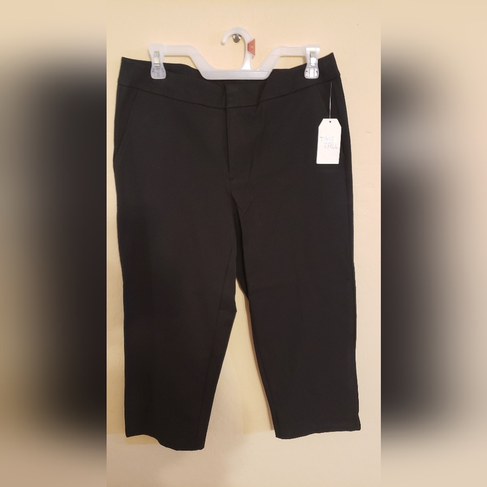 NWT Time and Tru 4 Way Stretch Mid Rise Button Fly Capri size 10